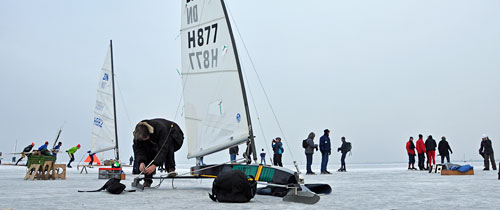 ijszeilers_0761 Het Tjeukemeer was een ontmoeting van vele schaatsers en ijszeilers