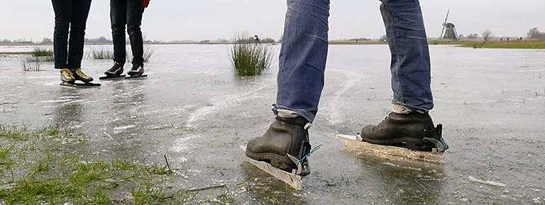 Natuurijs ondergelopen landjes schaatsen