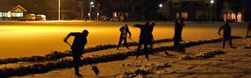 In de avond  hard werken: vanaf  19 december schaatsen en ijspret (Foto ijsclub)