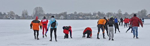 Stuifsneeuw op zwaar ijs leidt snel tot valpartijen