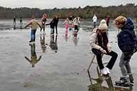 Schaatsen over dun nat ijs